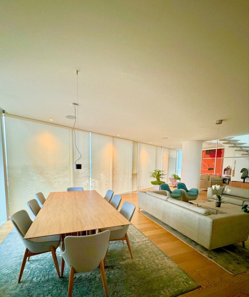 Descubre cómo funcionan las cortinas motorizadas en Bogotá: compatibilidad con Alexa y Google Home, tipos de cortinas que se pueden automatizar, precios y beneficios. Instalación a domicilio.