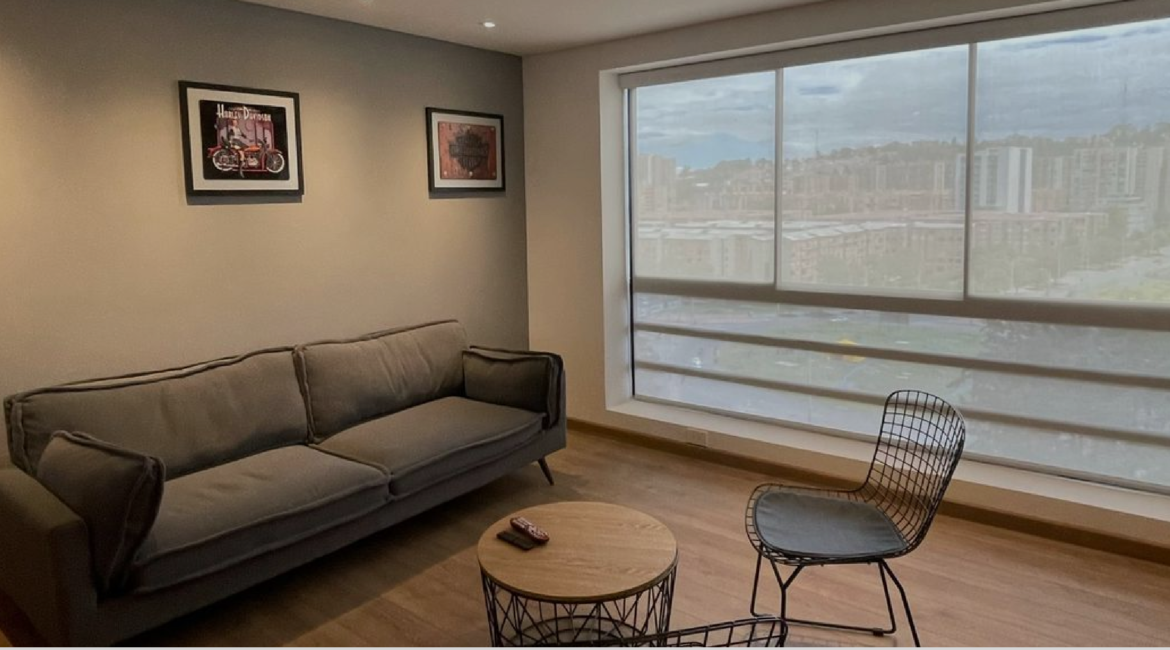 Sala moderna con cortinas enrollables motorizadas y grandes ventanales en Bogotá