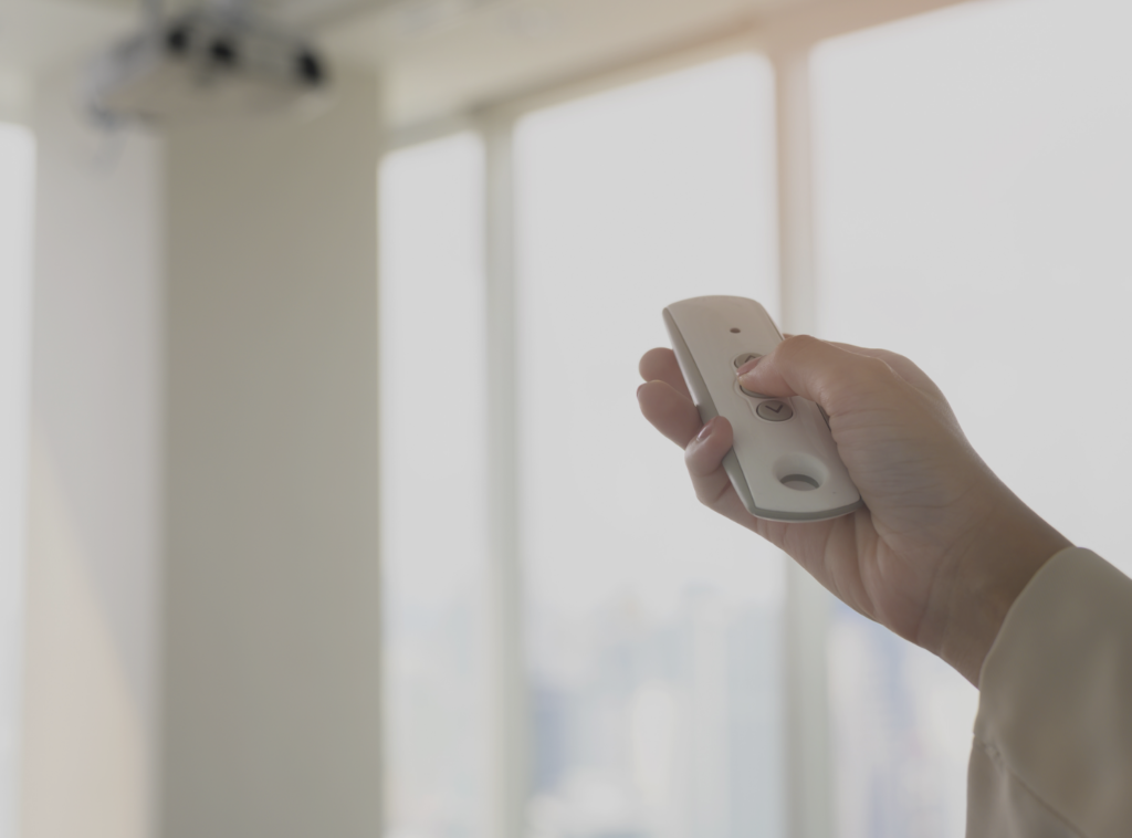 Descubre cómo funcionan las cortinas motorizadas en Bogotá: compatibilidad con Alexa y Google Home, tipos de cortinas que se pueden automatizar, precios y beneficios. Instalación a domicilio.